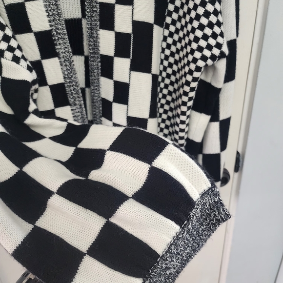 SHEIN Black and White Checkered Cardigan with Bold Pattern - Picture 3 of 10